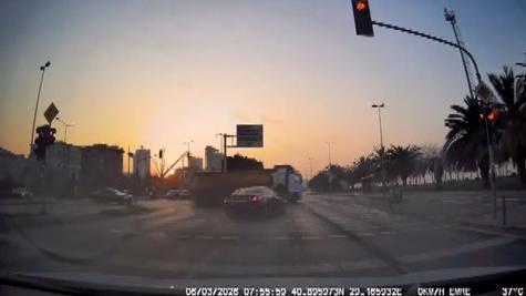 Kartal’da kırmızı ışıkta geçen otomobil TIR’a çarpıp durağa daldı