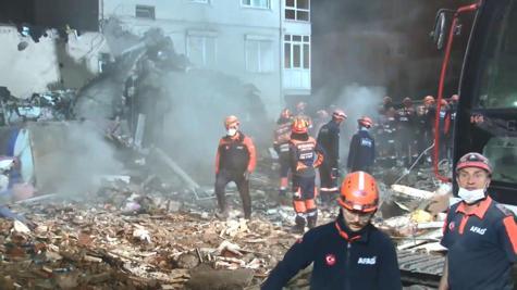 Maltepe’de çöken binada 5 kişi hayatını kaybetti; enkaz kaldırma çalışmaları sürüyor