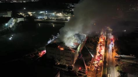 Tuzla’da ayakkabı fabrikasında yangın; ekipler alevlere müdahale ediyor
