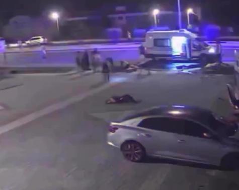 Kaldırıma çarpan ambulanstaki 3 sağlık çalışanı yaralandı; kaza kamerada