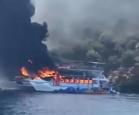Fethiye’de koydaki tekne yandı, 115 yolcu suya atladı