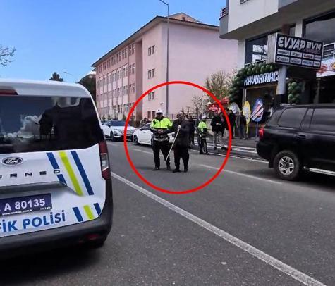 Kendisini yolun karşısına geçiren trafik polisini yanaklarından öptü
