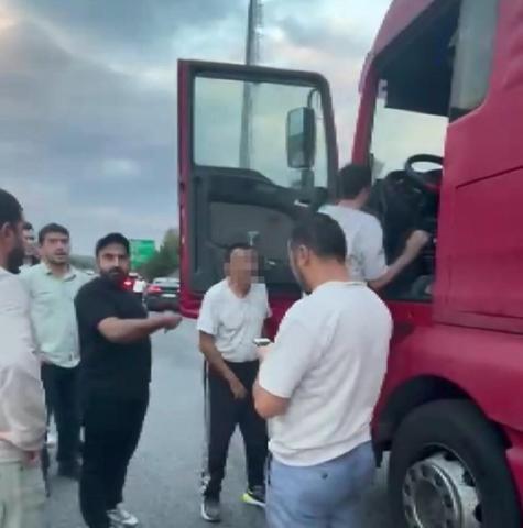 TIR şoförü zikzak çizerek ilerledi; dorsedeki yükler yola savruldu