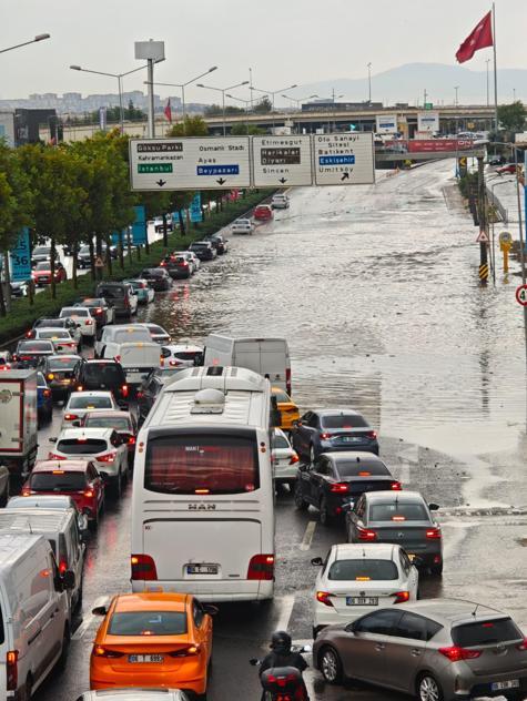 Ankarada sağanak etkili oldu; yollar göle döndü