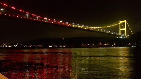 İstanbulda köprüler şampiyon Galatasaray’ın renkleriyle ışıklandırıldı
