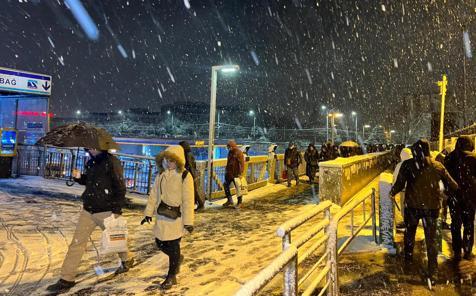 İstanbulda kar yağışı sürüyor; Taksim Meydanı beyaza büründü