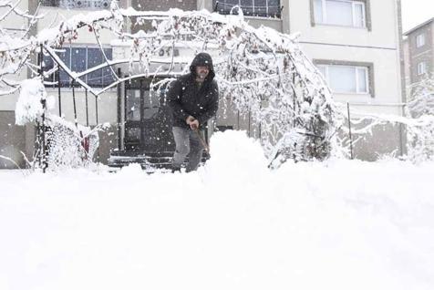 Kar yağışı tüm yurdu etkiledi; yollar kapandı, okullar tatil edildi