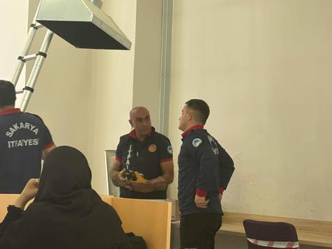 Üniversite kütüphanesinde kedi kurtarma operasyonu