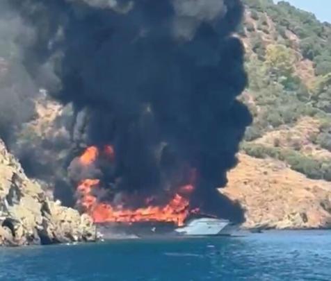 Fethiye’de koydaki tekne yandı, 115 yolcu suya atladı