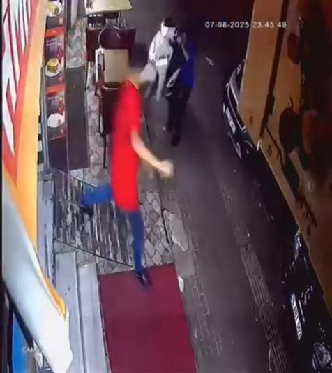 Gazın verildiği motosiklet, masa ve sandalyelere çarptı; o anlar kamerada