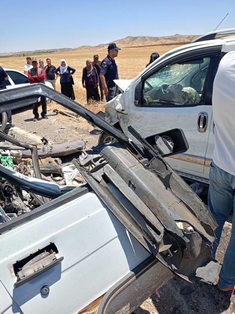 Otomobil ile hafif ticari araç çarpıştı: 4 ölü, 1 yaralı