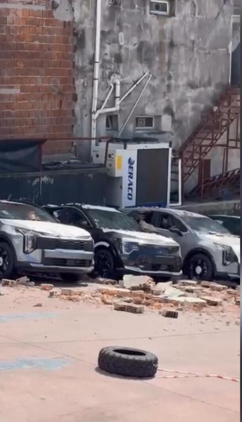 Kağıthane’de duvar otoparka doğru çöktü: 12 sıfır araçta 30 milyon liralık hasar oluştu