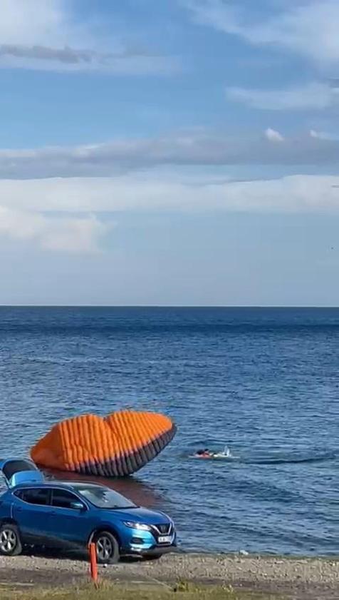 Yamaç paraşütünde korku dolu anlar; rüzgar yön değiştirdi denize düştü