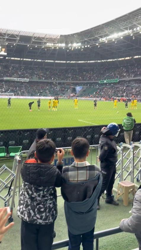 Golü tuşlu teflonuyla kaydeden minik taraftara, Serdar Dursun kamera hediye etti