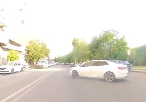 Otomobil ile çarpışan motosikletin sürücüsü, kaputun üzerine düştü; kaza kamerada