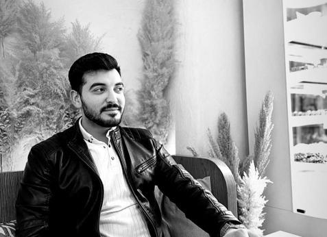 Motosiklet park halindeki midibüse çarptı: 2 ölü