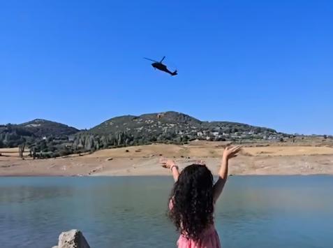 Sikorsky pilotu Hifaya el sallayınca sıcak görüntüler ortaya çıktı: Kızım mutluluktan havalara zıpladı