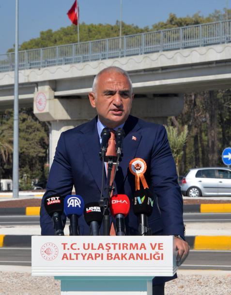 Antalya trafiğini rahatlatacak kavşaklar bakanlar Uraloğlu ve Ersoy’un katılımıyla açıldı