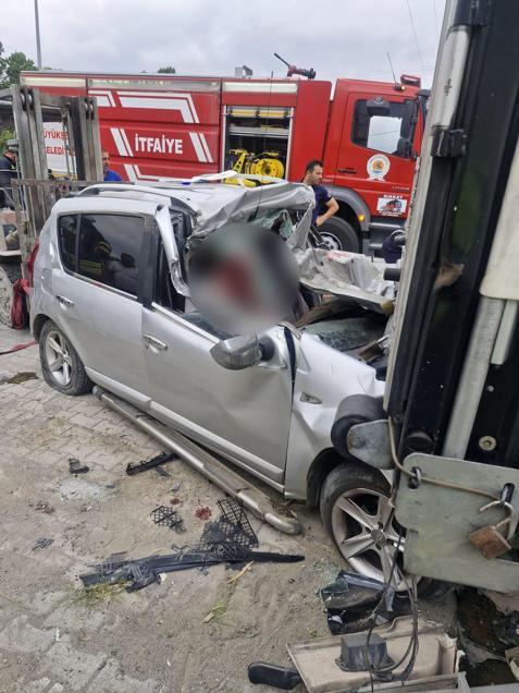 Otomobil, park halindeki TIRa arkadan çarptı: 1 ölü, 2si ağır 3 yaralı