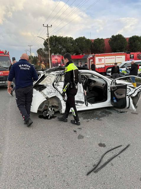 Yolcu otobüsü, otomobile çarptı; 1'i çocuk 3 yaralı - Gündem Haberleri