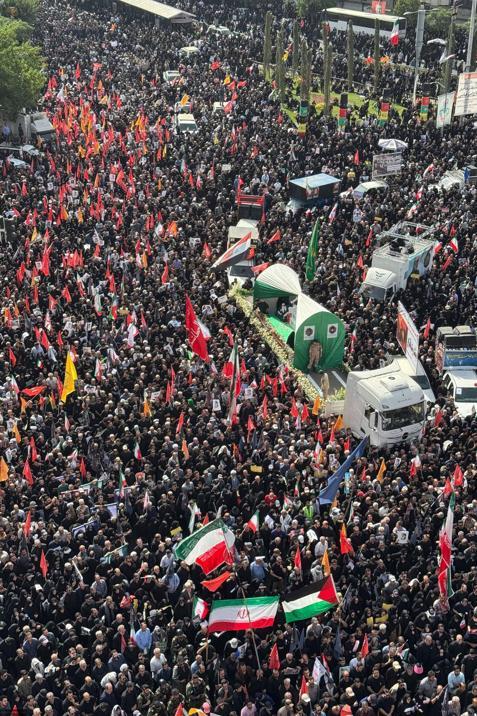 İsrail’in saldırılarında hayatını kaybeden komutanlar ve bilim insanları için Tahran’da cenaze töreni düzenlendi