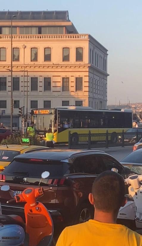Eminönü’nde tartıştığı kişiyi silahla kovalayan şüpheliyi trafik polisleri etkisiz hale getirdi