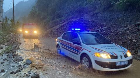 Rizede sağanak; dereler taştı, heyelanlar meydana geldi, 23 köy yolu ulaşıma kapandı