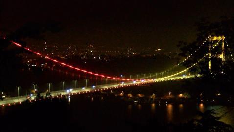 İstanbulda köprüler şampiyon Galatasaray’ın renkleriyle ışıklandırıldı