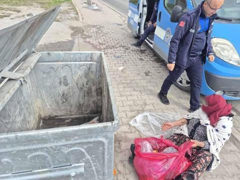 Çöpten eşya topluyormuş gibi duygu sömürüsü yapan 2 dilenci yakalandı