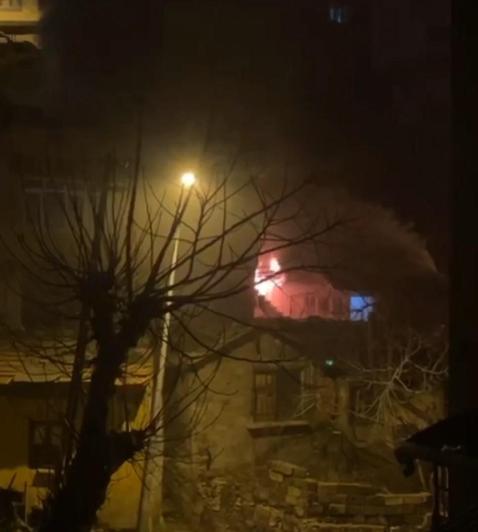 Eyüpsultanda gecekonduda yangın: 1 ölü 1 yaralı