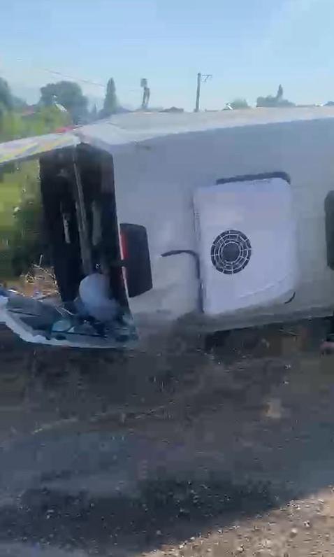 Gemlikte işçi servis minibüsüyle otomobil çarpıştı; 15 yaralı
