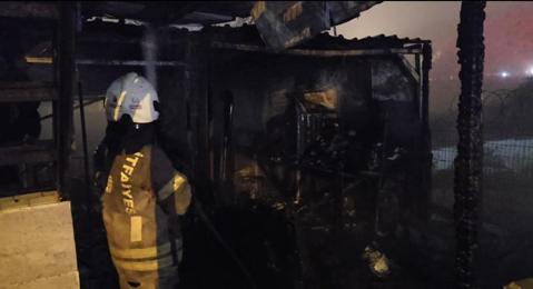 Sancaktepe’de ahşap binada çıkan yangın söndürüldü