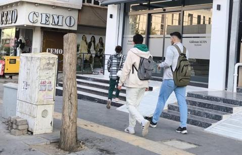 Kaldırımdaki 15 yıllık ağacı motorlu testereyle kesti; o anlar kamerada