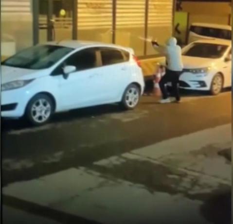Sancaktepede 16 yaşındaki şüphelinin iş yeri kurşunladığı anlar kamerada