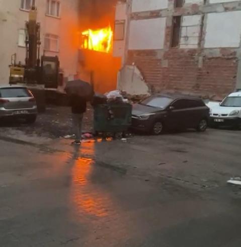 Bahçelievlerde kentsel dönüşüm için boşaltılan binada çıkan yangın söndürüldü; 2 kişi gözaltına alındı