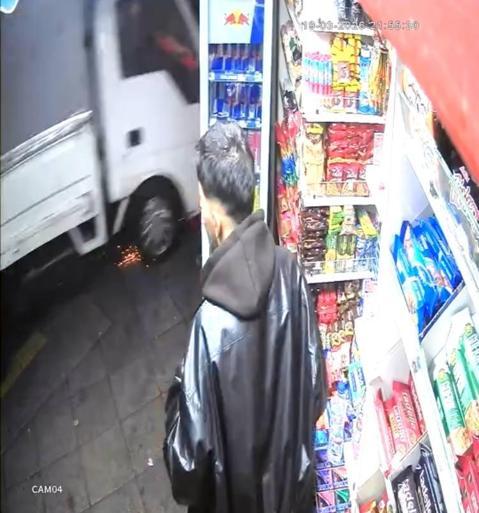 Bayrampaşa’da kamyonet devrildi: 3 yaralı