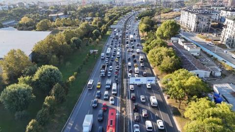 İstanbulda eğitim öğretim döneminin ilk günü trafik yoğunluğu oluştu