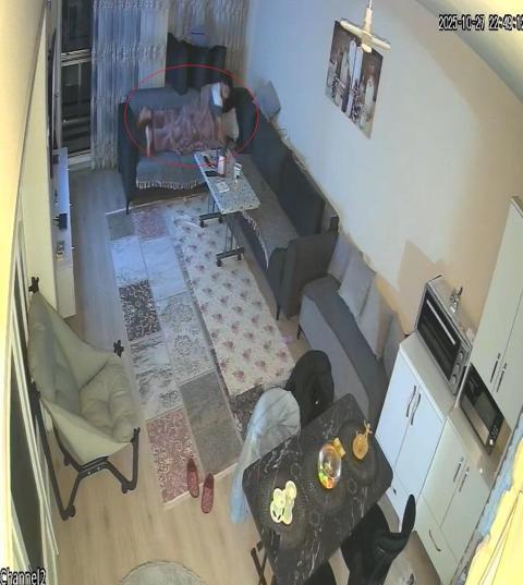 Depreme uyurken yakalanan kişinin yaşadığı panik kamerada