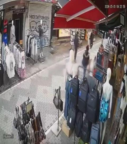 Kadıköy’de mağazanın önündeki çantanın çalındığı anlar kamerada