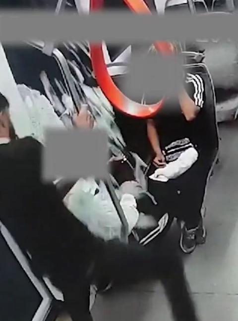 Kayseride tramvaylara zarar veren yolcular kamerada