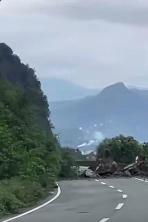 Artvinde heyelan; kapanan Karadeniz Sahil Yolu ulaşıma açıldı