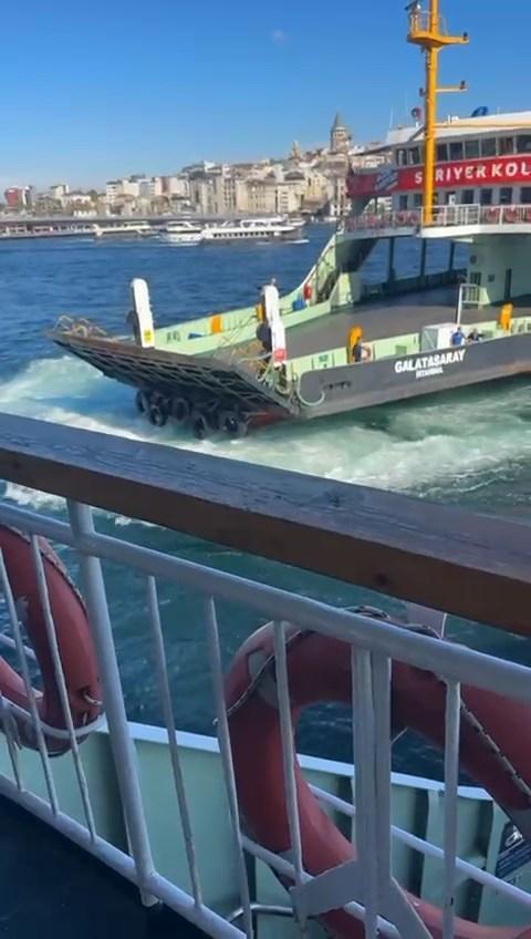 Sirkecide feribot iskeleye çarptı