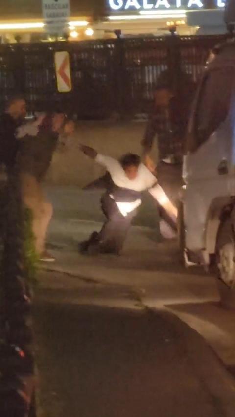 Eminönünde yoldan geçen taksileri tekmeledi, şoförler darbetti