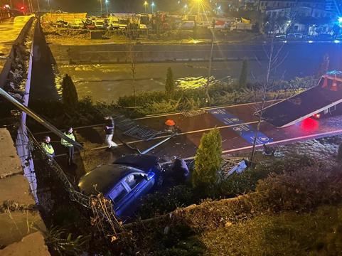 Kağıthanede alkollü sürücünün kullandığı otomobil, köprüden dere kenarında düştü
