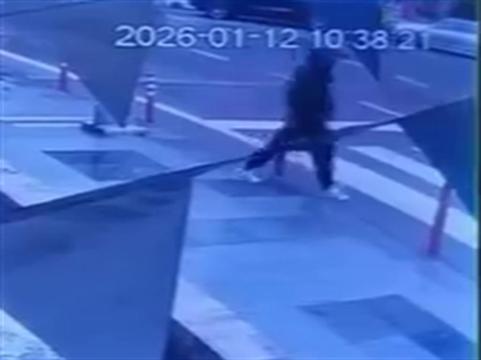 Yaya geçidinde otomobilin çarptığı kadın, 13 günlük yaşam mücadelesini kaybetti