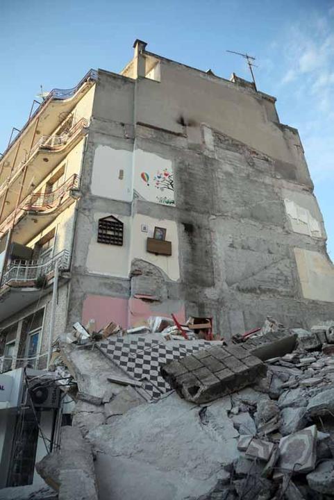 Hataydan şaşkına çeviren görüntü; binanın dış duvarı, komşu binanın iç duvarı