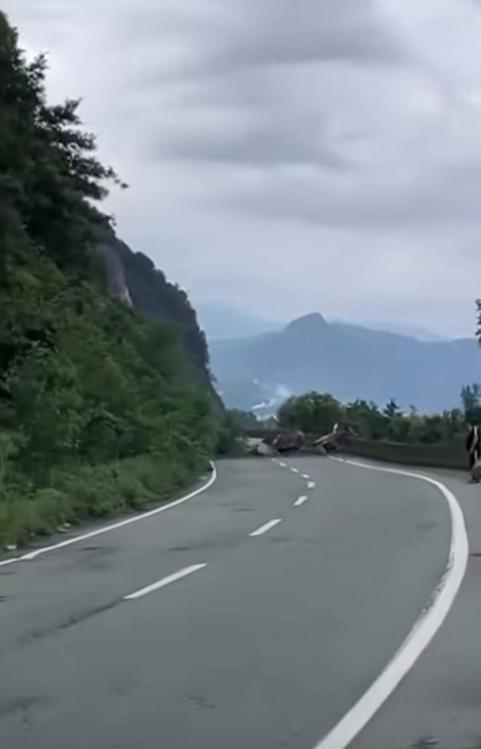 Artvinde heyelan; kapanan Karadeniz Sahil Yolu ulaşıma açıldı