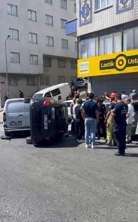 Sultangazide yasak noktadan U dönüşü yapan hafif ticari araca otomobil çarptı: 2 yaralı