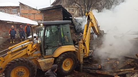 Kastamonuda 2 katlı ev yandı; baba ve engelli oğlu öldü