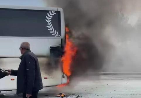Seyir halindeki otobüste yangın çıktı, yolcular tahliye edildi